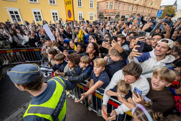 MALMÖ, Sept. 28, 2026 Fans and onlookers watch as Cristiano Ronaldo and the rest of the Portuguese national soccer team leave their hotel in Malmö for training on Monday evening. Portugal will face Denmark in the Nations League in Copenhagen on Thursday, but is based in Malmö. MALMÖ, SWEDEN x50090x  Copyright: xJohanxNilssonx xTTx PORTUGAL NATIONAL TEAM MALMÖ