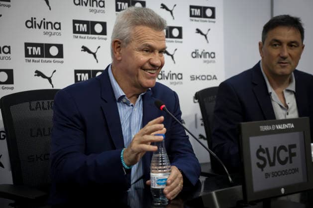 Avier Aguirre Has Been Presented As The New Manager Of Valencia CF Mexican coach Javier Aguirre is presented as the new manager of Valencia CF at a press conference, PK, Pressekonferenz at the Mestalla stadium in Valencia, on September 28, 2026. Valencia Spain  Copyright: xJosexMiguelxFernandezx originalFilename:fernandezdevelascosanz-javierag260928_npgC5.jpg