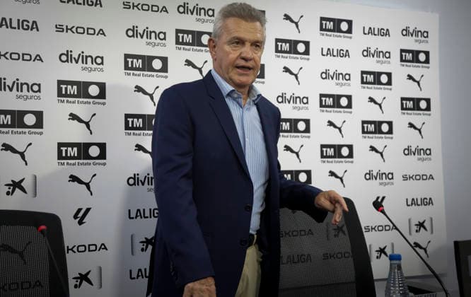 Avier Aguirre Has Been Presented As The New Manager Of Valencia CF Mexican coach Javier Aguirre is presented as the new manager of Valencia CF at a press conference, PK, Pressekonferenz at the Mestalla stadium in Valencia, on September 28, 2026. Valencia Spain  Copyright: xJosexMiguelxFernandezx originalFilename:fernandezdevelascosanz-javierag260928_npocu.jpg