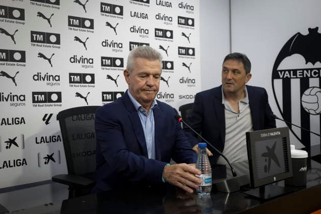 Avier Aguirre Has Been Presented As The New Manager Of Valencia CF Mexican coach Javier Aguirre is presented as the new manager of Valencia CF at a press conference, PK, Pressekonferenz at the Mestalla stadium in Valencia, on September 28, 2026. Valencia Spain  Copyright: xJosexMiguelxFernandezx originalFilename:fernandezdevelascosanz-javierag260928_npphH.jpg