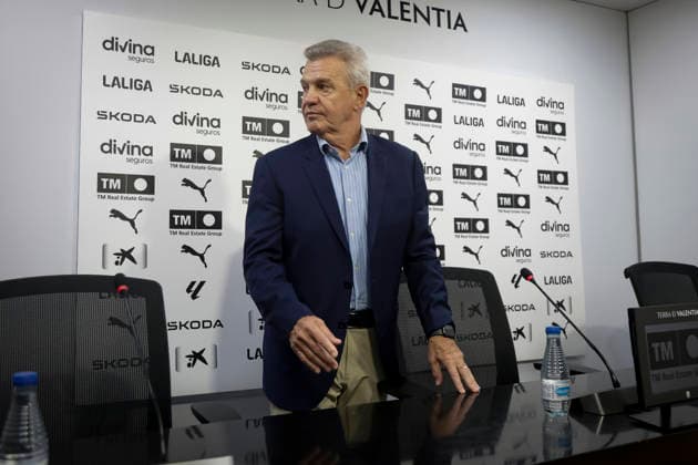 Avier Aguirre Has Been Presented As The New Manager Of Valencia CF Mexican coach Javier Aguirre is presented as the new manager of Valencia CF at a press conference, PK, Pressekonferenz at the Mestalla stadium in Valencia, on September 28, 2026. Valencia Spain  Copyright: xJosexMiguelxFernandezx originalFilename:fernandezdevelascosanz-javierag260928_npyvC.jpg