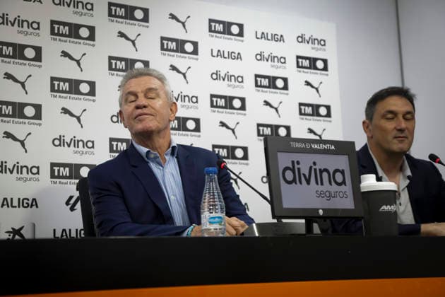 Avier Aguirre Has Been Presented As The New Manager Of Valencia CF Mexican coach Javier Aguirre is presented as the new manager of Valencia CF at a press conference, PK, Pressekonferenz at the Mestalla stadium in Valencia, on September 28, 2026. Valencia Spain  Copyright: xJosexMiguelxFernandezx originalFilename:fernandezdevelascosanz-javierag260928_np15z.jpg