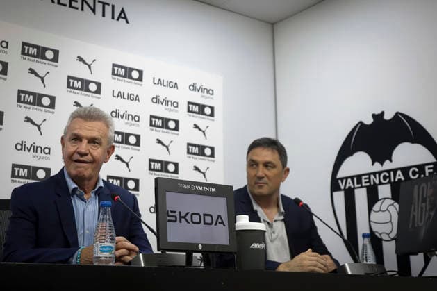 Avier Aguirre Has Been Presented As The New Manager Of Valencia CF Mexican coach Javier Aguirre is presented as the new manager of Valencia CF at a press conference, PK, Pressekonferenz at the Mestalla stadium in Valencia, on September 28, 2026. Valencia Spain  Copyright: xJosexMiguelxFernandezx originalFilename:fernandezdevelascosanz-javierag260928_nplzT.jpg