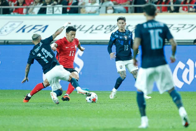 South Korea v Uruguay - International Friendly, Länderspiel, Nationalmannschaft Hwang Hee Chan of South Korea and Lucas Torreira of Uruguay compete during the International Friendly match presented by Hana Bank between the Republic of Korea and Uruguay at World Cup Stadium in Seoul, South Korea, on September 28, 2026. Seoul South Korea  Copyright: xSeung-ilxRyux originalFilename:ryu-football260928_np2Fi.jpg