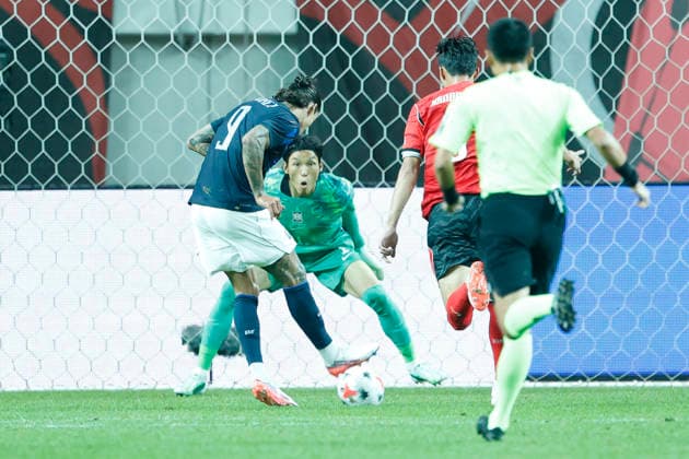 South Korea v Uruguay - International Friendly, Länderspiel, Nationalmannschaft Kim Seung Gyu of South Korea and Darwin Nunez of Uruguay compete during the International Friendly match presented by Hana Bank between the Republic of Korea and Uruguay at Worldcup Stadium in Seoul, South Korea, on September 28, 2026. Seoul South Korea  Copyright: xSeung-ilxRyux originalFilename:ryu-football260928_npaEd.jpg