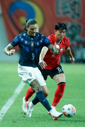 South Korea v Uruguay - International Friendly, Länderspiel, Nationalmannschaft Lee Han Beom of South Korea and Darwin Nunez of Uruguay compete during the International Friendly match presented by Hana Bank between the Republic of Korea and Uruguay at World Cup Stadium in Seoul, South Korea, on September 28, 2026. Seoul South Korea  Copyright: xSeung-ilxRyux originalFilename:ryu-football260928_npd0y.jpg