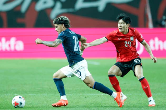 South Korea v Uruguay - International Friendly, Länderspiel, Nationalmannschaft Kim Bong Soo of South Korea and Maximiliano Araujo of Uruguay compete during the International Friendly match presented by Hana Bank between the Republic of Korea and Uruguay at World Cup Stadium in Seoul, South Korea, on September 28, 2026. Seoul South Korea  Copyright: xSeung-ilxRyux originalFilename:ryu-football260928_npd4K.jpg