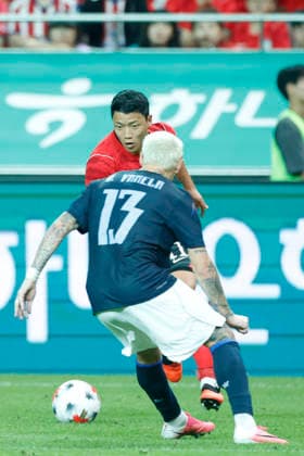 South Korea v Uruguay - International Friendly, Länderspiel, Nationalmannschaft Hwang Hee Chan of South Korea and Guillermo Varala of Uruguay compete during the International Friendly match presented by Hana Bank between the Republic of Korea and Uruguay at World Cup Stadium in Seoul, South Korea, on September 28, 2026. Seoul South Korea  Copyright: xSeung-ilxRyux originalFilename:ryu-football260928_npdxR.jpg