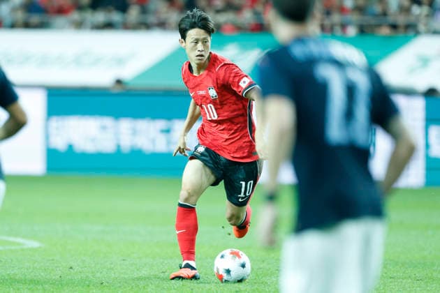 South Korea v Uruguay - International Friendly, Länderspiel, Nationalmannschaft Lee Jae Sung of South Korea and Joaquin Piquerez of Uruguay compete during the International Friendly match presented by Hana Bank between the Republic of Korea and Uruguay at Worldcup Stadium in Seoul, South Korea, on September 28, 2026. Seoul South Korea  Copyright: xSeung-ilxRyux originalFilename:ryu-football260928_npI4E.jpg