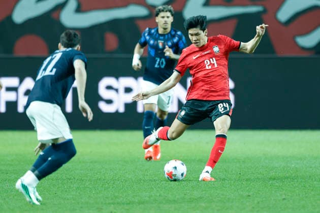 South Korea v Uruguay - International Friendly, Länderspiel, Nationalmannschaft Kim Bong Soo of South Korea and Joaquin Piquerez of Uruguay compete during the International Friendly match presented by Hana Bank between the Republic of Korea and Uruguay at Worldcup Stadium in Seoul, South Korea, on September 28, 2026. Seoul South Korea  Copyright: xSeung-ilxRyux originalFilename:ryu-football260928_npinT.jpg