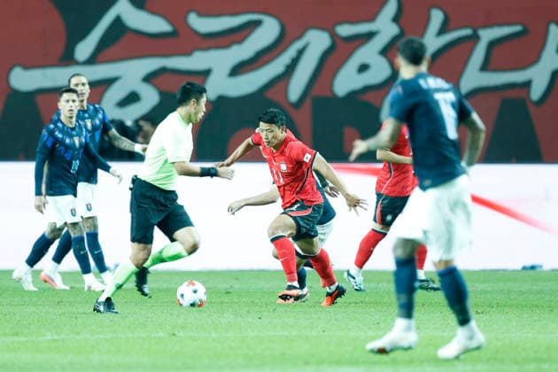 South Korea v Uruguay - International Friendly, Länderspiel, Nationalmannschaft Hwang Hee Chan of South Korea in action during the International Friendly match presented by Hana Bank between the Republic of Korea and Uruguay at World Cup Stadium in Seoul, South Korea, on September 28, 2026. Seoul South Korea  Copyright: xSeung-ilxRyux originalFilename:ryu-football260928_npj1T.jpg