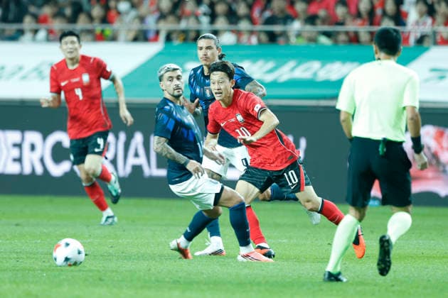 South Korea v Uruguay - International Friendly, Länderspiel, Nationalmannschaft Lee Jae Sung of South Korea and Giorgian De Arrascaeta of Uruguay in action during the International Friendly match presented by Hana Bank between the Republic of Korea and Uruguay at World Cup Stadium in Seoul, South Korea, on September 28, 2026. Seoul South Korea  Copyright: xSeung-ilxRyux originalFilename:ryu-football260928_npmQn.jpg