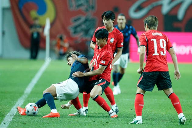 South Korea v Uruguay - International Friendly, Länderspiel, Nationalmannschaft Kim Bong Soo of South Korea and Maximiliano Araujo of Uruguay compete during the International Friendly match presented by Hana Bank between the Republic of Korea and Uruguay at World Cup Stadium in Seoul, South Korea, on September 28, 2026. Seoul South Korea  Copyright: xSeung-ilxRyux originalFilename:ryu-football260928_npnlm.jpg
