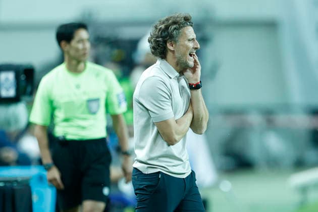 South Korea v Uruguay - International Friendly, Länderspiel, Nationalmannschaft Diego Forlan, head coach of Uruguay, reacts during the International Friendly match presented by Hana Bank between the Republic of Korea and Uruguay at Worldcup Stadium in Seoul, South Korea, on September 28, 2026. Seoul South Korea  Copyright: xSeung-ilxRyux originalFilename:ryu-football260928_npRsp.jpg