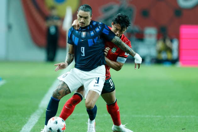 South Korea v Uruguay - International Friendly, Länderspiel, Nationalmannschaft Lee Han Beom of South Korea and Darwin Nunez of Uruguay compete during the International Friendly match presented by Hana Bank between the Republic of Korea and Uruguay at World Cup Stadium in Seoul, South Korea, on September 28, 2026. Seoul South Korea  Copyright: xSeung-ilxRyux originalFilename:ryu-football260928_npvzX.jpg