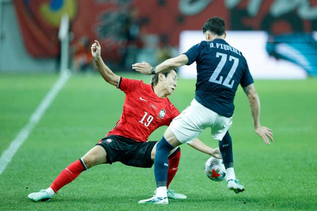 South Korea v Uruguay - International Friendly, Länderspiel, Nationalmannschaft Lee Kang In of South Korea and Joaquin Piquerez of Uruguay in action during the International Friendly match presented by Hana Bank between the Republic of Korea and Uruguay at World Cup Stadium in Seoul, South Korea, on September 28, 2026. Seoul South Korea  Copyright: xSeung-ilxRyux originalFilename:ryu-football260928_npWFx.jpg