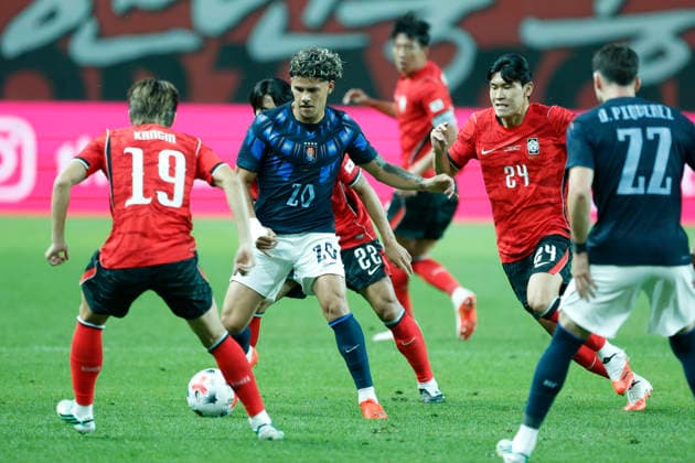 South Korea v Uruguay - International Friendly, Länderspiel, Nationalmannschaft Lee Kang-in of South Korea and Maximiliano Araujo of Uruguay compete during the International Friendly match presented by Hana Bank between the Republic of Korea and Uruguay at World Cup Stadium in Seoul, South Korea, on September 28, 2026. Seoul South Korea  Copyright: xSeung-ilxRyux originalFilename:ryu-football260928_npxxa.jpg