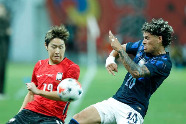 South Korea v Uruguay - International Friendly, Länderspiel, Nationalmannschaft Lee Kang In of South Korea and Maximiliano Araujo of Uruguay in action during the International Friendly match presented by Hana Bank between the Republic of Korea and Uruguay at World Cup Stadium in Seoul, South Korea, on September 28, 2026. Seoul South Korea  Copyright: xSeung-ilxRyux originalFilename:ryu-football260928_npZ0r.jpg