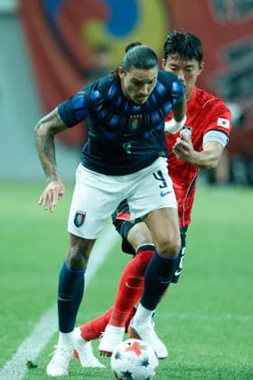 South Korea v Uruguay - International Friendly, Länderspiel, Nationalmannschaft Lee Han Beom of South Korea and Darwin Nunez of Uruguay compete during the International Friendly match presented by Hana Bank between the Republic of Korea and Uruguay at World Cup Stadium in Seoul, South Korea, on September 28, 2026. Seoul South Korea  Copyright: xSeung-ilxRyux originalFilename:ryu-football260928_npzaW.jpg