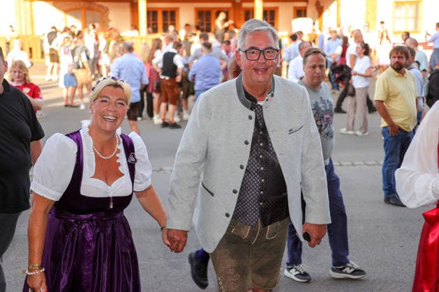 September 28, 2026, Germany, Stuttgart, Bundesliga soccer, VfB Stuttgart at the Cannstatter Volksfest, Wasen, VfB President Dietmar Allgaier with his wife Bettina