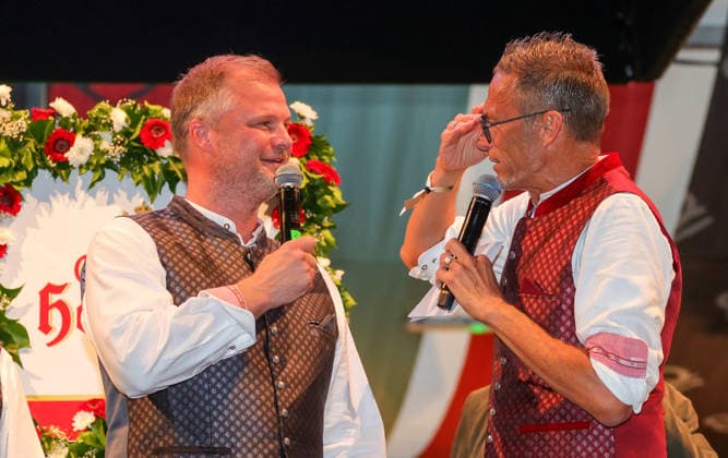 September 28, 2026, Germany, Stuttgart, Bundesliga soccer, VfB Stuttgart at the Cannstatter Volksfest, Wasen; from left: VfB Director of Sports Fabian Wohlgemuth, stadium announcer Holger Laser