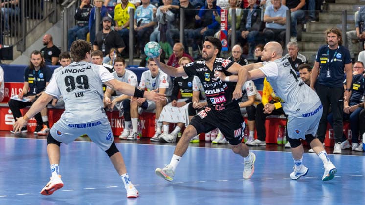 Eloy Morante Maldonado (HC Erlangen), 22, in a duel with Peter Walz (ThSV Eisenach), 14, and Tillmann Leu (ThSV Eisenach), 99 (GER), HC Erlangen vs. ThSV Eisenach, Handball, Opel Handball Bundesliga, Matchday 6, 2026–2027 season, September 28, 2026 GER, HC Erlangen vs. ThSV Eisenach, Handball, Opel Handball Bundesliga, Matchday 6, 2026–2027 season, September 28, 2026 Nuremberg Copyright: xEibner-Pressefoto ArdanxFuessmanx EP_AFN