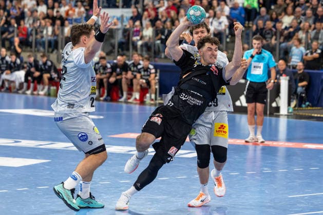 Lucca Bialowa of HC Erlangen, 37, in a one-on-one battle with Tillmann Leu of ThSV Eisenach, 99, and Felix Aellen of ThSV Eisenach, 22 (GER), HC Erlangen vs. ThSV Eisenach, Handball, Opel Handball Bundesliga, Matchday 6, 2026–2027 season, September 28, 2026, GER, HC Erlangen vs. ThSV Eisenach, Handball, Opel Handball Bundesliga, Matchday 6, 2026–2027 season, September 28, 2026, Nuremberg Copyright: xEibner-Pressefoto ArdanxFuessmanx EP_AFN