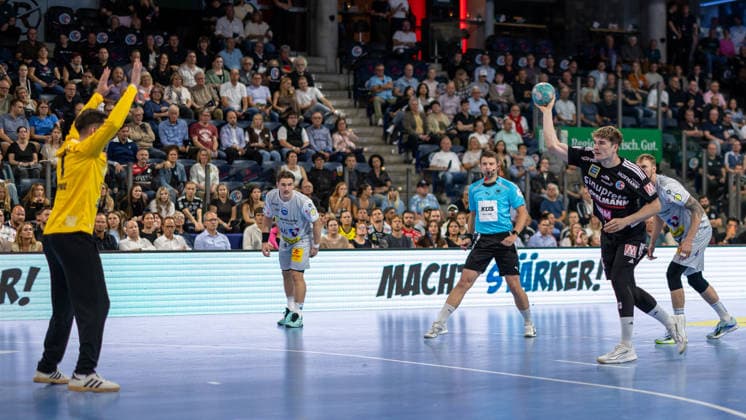 Maxsim Lochman, HC Erlangen, 32 on a penalty throw; Matija Spikic, ThSV Eisenach, 01 GER; HC Erlangen vs. ThSV Eisenach, Handball, Opel Handball Bundesliga, Matchday 6, 2026–2027 season, September 28, 2026, GER, HC Erlangen vs. ThSV Eisenach, Handball, Opel Handball Bundesliga, Matchday 6, 2026–2027 season, September 28, 2026, Nuremberg Copyright: xEibner-Pressefoto ArdanxFuessmanx EP_AFN