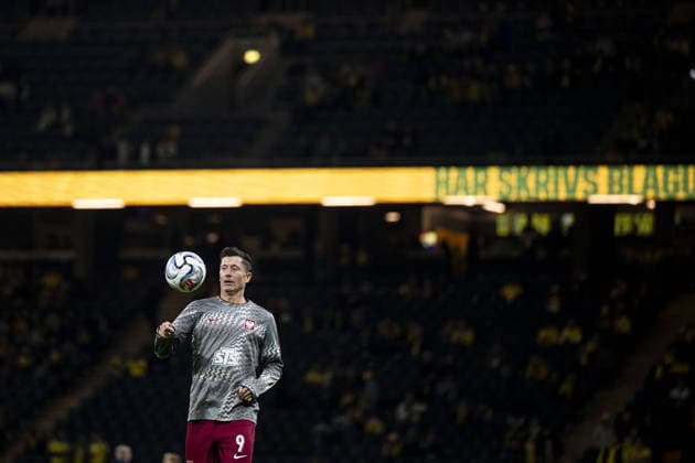 STOCKHOLM, SWEDEN - SEPTEMBER 28: Robert Lewandowski of Poland during the warmups ahead of the Nations league soccer game between Sweden and Poland on Strawberry Arena in Stockholm, Sweden on September 28. Copyright: xPhilipxKangasx xSPPx Sportspressphoto_SPR241702