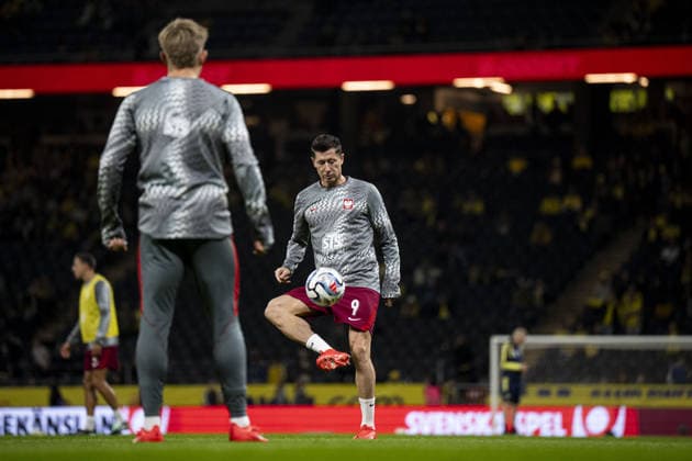 STOCKHOLM, SWEDEN - SEPTEMBER 28: Robert Lewandowski of Poland during the warmups ahead of the Nations league soccer game between Sweden and Poland on Strawberry Arena in Stockholm, Sweden on September 28. Copyright: xPhilipxKangasx xSPPx Sportspressphoto_SPR241705