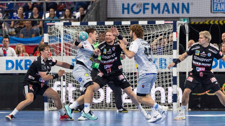 Maciej Gebala (HC Erlangen), 77, defends against Felix Aellen (ThSV Eisenach), 22, Stephan Seitz (ThSV Eisenach), 44, Marek Nissen (HC Erlangen), 06, Florian Scheerer (HC Erlangen), 10 (GER), HC Erlangen vs. ThSV Eisenach, Handball, Opel Handball Bundesliga, Matchday 6, 2026–2027 season, September 28, 2026 GER, HC Erlangen vs. ThSV Eisenach, Handball, Opel Handball Bundesliga, Matchday 6, 2026–2027 season, September 28, 2026 Nuremberg Copyright: xEibner-Pressefoto ArdanxFuessmanx EP_AFN