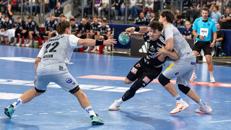 Lucca Bialowa of HC Erlangen, 37, in a duel with Tillmann Leu of ThSV Eisenach, 99, and Felix Aellen of ThSV Eisenach, 22 (GER), HC Erlangen vs. ThSV Eisenach, Handball, Opel Handball Bundesliga, Matchday 6, 2026–2027 Season, September 28, 2026, GER; HC Erlangen vs. ThSV Eisenach, Handball, Opel Handball Bundesliga, Matchday 6, 2026–2027 Season, September 28, 2026, Nuremberg Copyright: xEibner-Pressefoto ArdanxFuessmanx EP_AFN