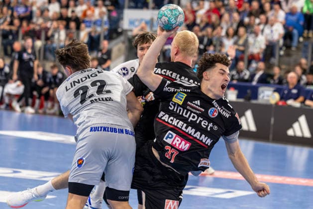 Lucca Bialowa (HC Erlangen), 37, in a one-on-one battle for a shot against Felix Aellen (ThSV Eisenach), 22, GER, HC Erlangen vs. ThSV Eisenach, Handball, Opel Handball Bundesliga, Matchday 6, 2026–2027 season, September 28, 2026 GER, HC Erlangen vs. ThSV Eisenach, Handball, Opel Handball Bundesliga, Matchday 6, 2026–2027 season, September 28, 2026 Nuremberg Copyright: xEibner-Pressefoto ArdanxFuessmanx EP_AFN
