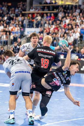 Lucca Bialowa of HC Erlangen, 37, in a duel with Tillmann Leu of ThSV Eisenach, 99, and Felix Aellen of ThSV Eisenach, 22 (GER), HC Erlangen vs. ThSV Eisenach, Handball, Opel Handball Bundesliga, Matchday 6, 2026–2027 season, September 28, 2026, GER, HC Erlangen vs. ThSV Eisenach, Handball, Opel Handball Bundesliga, Matchday 6, 2026–2027 season, September 28, 2026, Nuremberg Copyright: xEibner-Pressefoto ArdanxFuessmanx EP_AFN