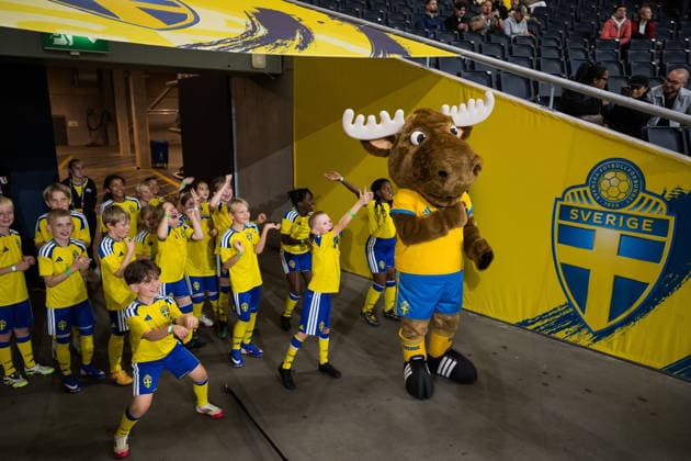 September 28, 2026: Mascot Nick with children ahead of the Nations League soccer match between Sweden and Poland on September 28, 2026 in Stockholm. Photo by Joel Marklund, BILDBYRAN. Code: JM JM0857 bbeng soccer football soccer international match Nations League UEFA Nations League Sweden Sweden A Poland Poland children mascot  Copyright: JOELxMARKLUND BB260928JM001