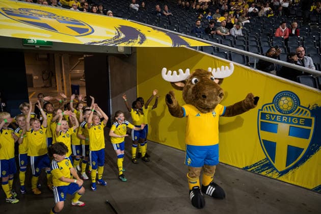 September 28, 2026: Mascot Nick with children ahead of the Nations League soccer match between Sweden and Poland on September 28, 2026 in Stockholm. Photo by Joel Marklund, BILDBYRAN. Code: JM JM0857 bbeng soccer football national team match Nations League UEFA Nations League Sweden Sweden A Poland children mascot  Copyright: JOELxMARKLUND BB260928JM003