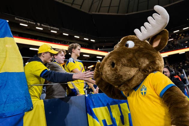 September 28, 2026: Mascot Nick high-fives spectators ahead of the Nations League soccer match between Sweden and Poland on September 28, 2026 in Stockholm. Photo by Joel Marklund, BILDBYRAN. Code: JM JM0857 bbeng soccer football soccer international match Nations League UEFA Nations League Sweden Sweden A Poland Poland mascot audience  Copyright: JOELxMARKLUND BB260928JM004