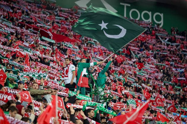 BURSA, TURKEY - SEPTEMBER 28 : Turkey fans cheer from the stand prior to the UEFA Nations League 2026 27 League phase Matchday 2, League A Group 1 match between Turkey and Italy at Ataturk Sports Complex Matli Stadium on September 28, 2026 in Bursa, Turkey. Copyright: xBurakxBasturkx xSPPx Sportspressphoto_SPR241741
