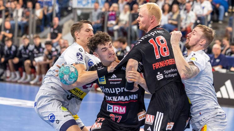 Lucca Bialowa (HC Erlangen), 37, in a one-on-one with Sebastian Firnhaber (HC Erlangen), 18, and Oskar Joelsson (ThSV Eisenach), 03 GER, HC Erlangen vs. ThSV Eisenach, Handball, Opel Handball Bundesliga, Matchday 6, 2026–2027 season, September 28, 2026, GER, HC Erlangen vs. ThSV Eisenach, Handball, Opel Handball Bundesliga, Matchday 6, 2026–2027 season, September 28, 2026, Nuremberg Copyright: xEibner-Pressefoto ArdanxFuessmanx EP_AFN