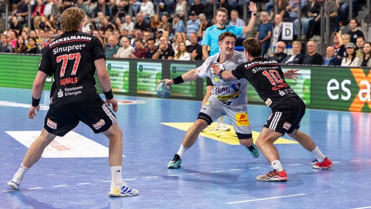 Felix Aellen (ThSV Eisenach), 22, in a duel with Florian Scheerer (HC Erlangen), 10, and Maciej Gebala (HC Erlangen), 77 GER, HC Erlangen vs. ThSV Eisenach, handball, Opel Handball Bundesliga, Matchday 6, 2026–2027 season, September 28, 2026, Germany, HC Erlangen vs. ThSV Eisenach, Handball, Opel Handball Bundesliga, Matchday 6, 2026–2027 season, September 28, 2026, Nuremberg Copyright: xEibner-Pressefoto ArdanxFuessmanx EP_AFN