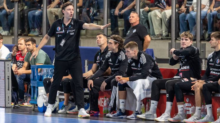 Johannes Sellin, Head Coach of HC Erlangen, reassures his team GER, HC Erlangen vs. ThSV Eisenach, Handball, Opel Handball Bundesliga, Matchday 6, 2026–2027 Season, September 28, 2026, GER, HC Erlangen vs. ThSV Eisenach, Handball, Opel Handball Bundesliga, Matchday 6, 2026–2027 season, September 28, 2026, Nuremberg Copyright: xEibner-Pressefoto ArdanxFuessmanx EP_AFN