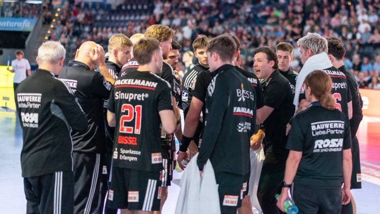 Timeout: Johannes Sellin, Head Coach of HC Erlangen, gives instructions to his players GER, HC Erlangen vs. ThSV Eisenach, Handball, Opel Handball Bundesliga, Matchday 6, 2026–2027 season, September 28, 2026 GER, HC Erlangen vs. ThSV Eisenach, Handball, Opel Handball Bundesliga, Matchday 6, 2026–2027 Season, September 28, 2026 Nuremberg Copyright: xEibner-Pressefoto ArdanxFuessmanx EP_AFN
