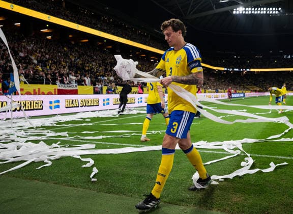 September 28, 2026: Victor Nilsson Lindelöf of Sweden removes confetti from the field ahead of the Nations League soccer match between Sweden and Poland on September 28, 2026 in Stockholm. Photo by Jesper Zerman, BILDBYRAN, code JZ JM0857 bbeng soccer football soccer international match Nations League UEFA Nations League Sweden Sweden A Poland  Copyright: JESPERxZERMAN BB260928JZ008
