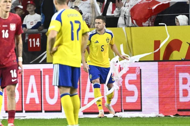 STOCKHOLM, SWEDEN 20260928 Sweden s Gabriel Gudmundsson picks up toilet paper that was thrown onto the field ahead of Monday s Nations League Group B4 soccer match between Sweden and Poland at Strawberry Arena, STOCKHOLM, SWEDEN x10080x  Copyright: xFredrikxSandberg TTx NATIONS LEAGUE SVERIGE-POLEN