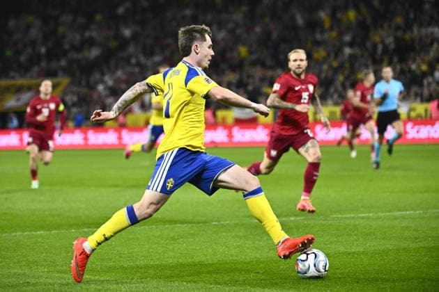 STOCKHOLM, SWEDEN 20260928 Sweden s Patrik Walemark with the ball during Monday s Nations League Group B4 soccer match between Sweden and Poland at Strawberry Arena, STOCKHOLM, SWEDEN x10080x  Copyright: xFredrikxSandberg TTx NATIONS LEAGUE SVERIGE-POLEN