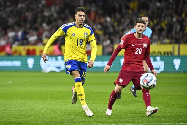 STOCKHOLM, SWEDEN 20260928 Sweden s Yasin Ayari and Poland s Sebastian SzymaÅ ski during Monday s Nations League Group B4 soccer match between Sweden and Poland at Strawberry Arena, STOCKHOLM, SWEDEN x10080x  Copyright: xFredrikxSandberg TTx NATIONS LEAGUE SVERIGE-POLEN