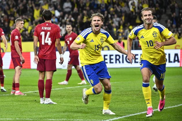 Sweden s Benjamin Nygren, No. 10, celebrates with Carl Starfelt after scoring the 1-0 goal during the UEFA Nations League Group B4 match between Sweden and Poland at Strawberry Arena in Stockholm, Sweden, on Sept. 28, 2026 STOCKHOLM SWEDEN x10080x  Copyright: xFredrikxSandberg TTx NATIONS LEAGUE SWEDEN-POLAND