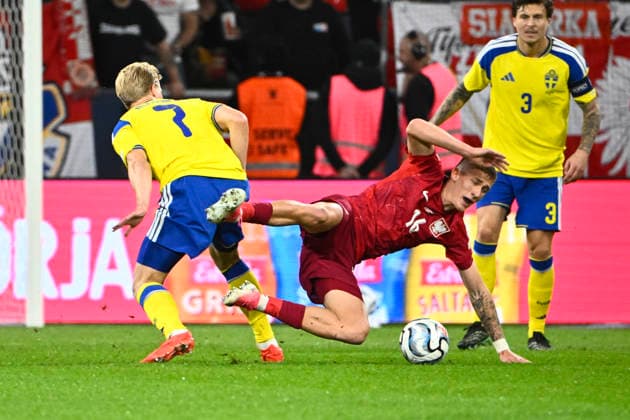STOCKHOLM, SWEDEN 20260928 A scene featuring Poland s Wiktor Nowak (center) and Sweden s Lucas Bergvall (7) and Victor Nilsson Lindelöf during Monday s Nations League Group B4 soccer match between Sweden and Poland at Strawberry Arena in STOCKHOLM, SWEDEN x10080x  Copyright: xFredrikxSandberg TTx NATIONS LEAGUE SVERIGE-POLEN