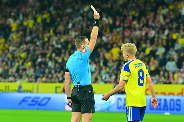 Strawberry Arena SOLNA, SWEDEN - SEPTEMBER 28: Daniel Svensson of Sweden gets a yellow card by referee Javier Alberola Rojas in the EUFA Nations League match between Sweden and Poland at Strawberry Arena on September 28, 2026 in Solna, Sweden. (Peter Sonander SPP) Copyright: xx spp-en-PeSo-20260928_SPP_PeterSonander_2902