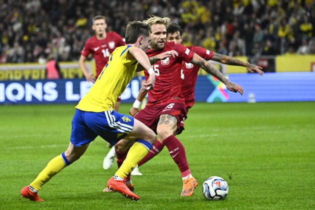 STOCKHOLM, SWEDEN 20260928 Sweden s Patrik Walemark and Poland s Tymoteusz Puchacz during Monday s Nations League Group B4 soccer match between Sweden and Poland at Strawberry Arena, STOCKHOLM, SWEDEN x10080x  Copyright: xFredrikxSandberg TTx NATIONS LEAGUE SVERIGE-POLEN